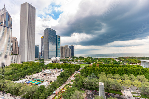 Chigaco city view from a rooftop biulding