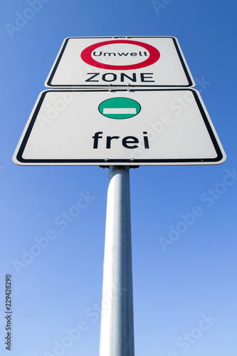 Deutsches Verkehrszeichen: Beginn eines Verkehrs­verbots zur Verminderung schädlicher Luftverunreinigungen in einer Zone, Freistellung mit grüner Plakette