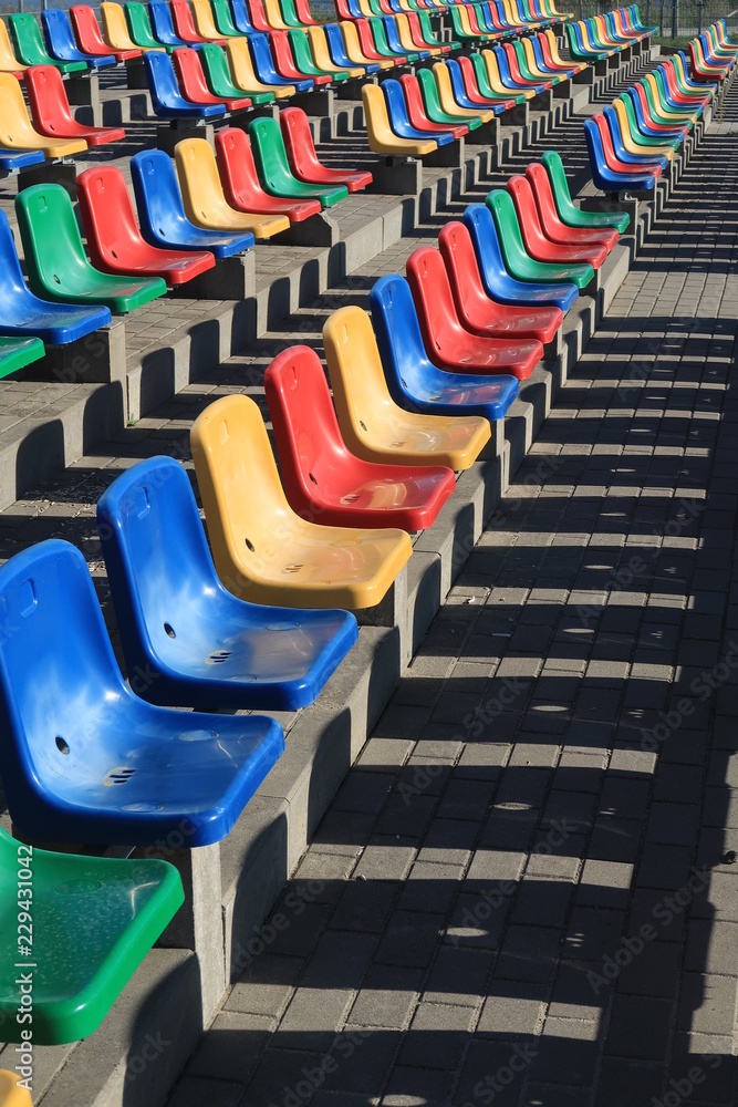 Obraz premium Kolorowe krzesła