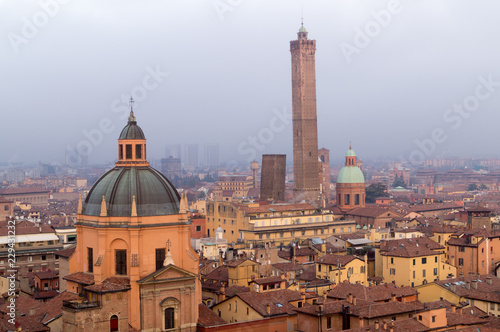 Bologna, i suoi tetti e le sue torri pendenti, nella nebbia
