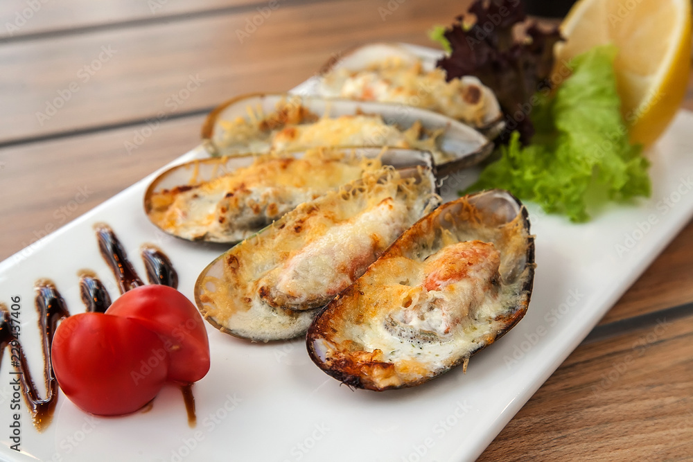 Mussels baked in the shell Mussels baked in the shell