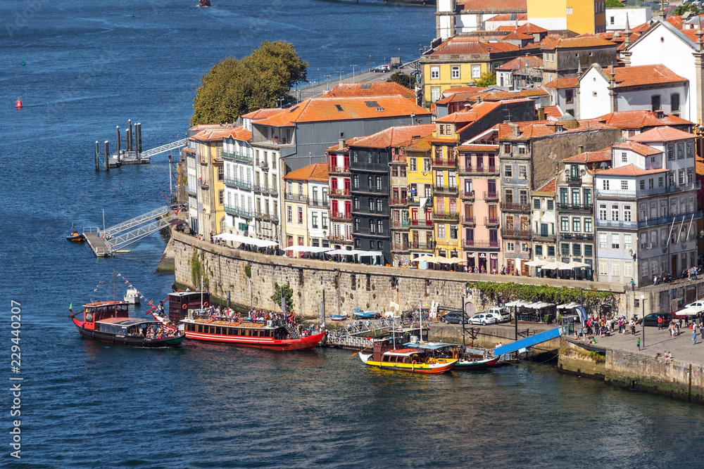 Traditional boats with barrels of wine, on the Douro River in the Portuguese city of Porto. - obrazy, fototapety, plakaty 