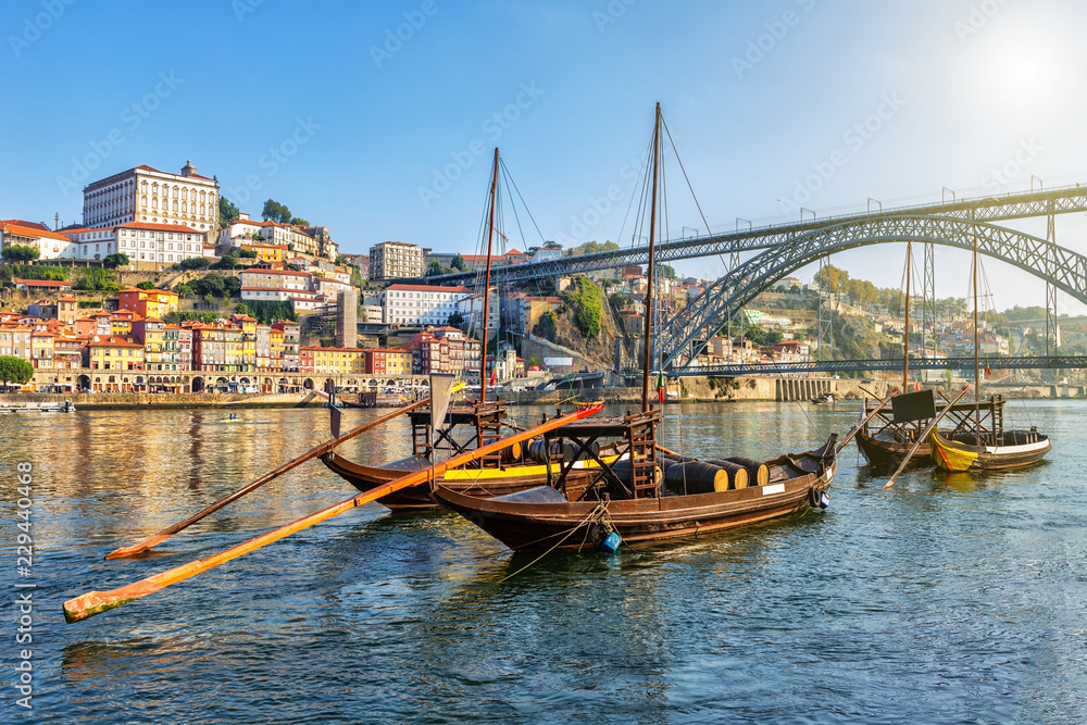 Obraz premium Traditional boats with barrels of wine, on the Douro River in the Portuguese city of Porto.