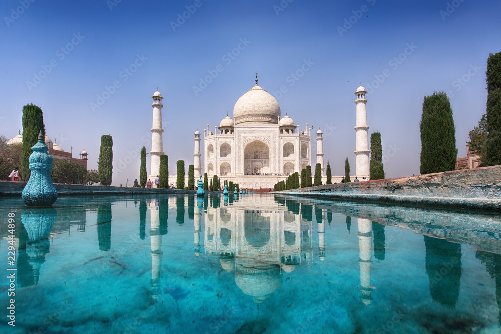 Naklejka premium Wspaniały Taj Mahal. Symbol miłości.