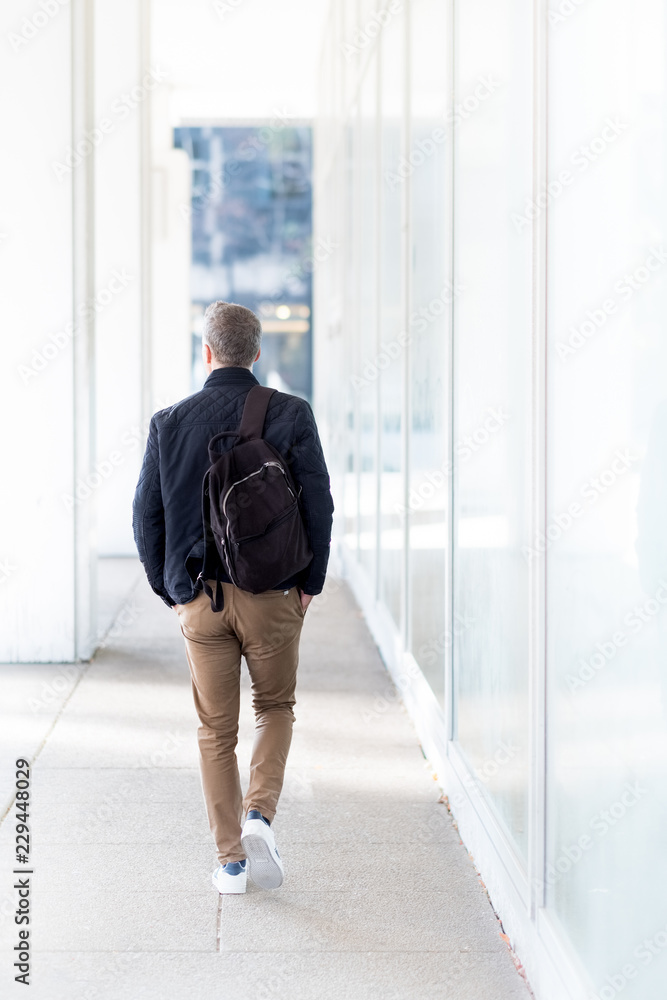 homme dos marche marcher immeuble rue travail casual sac à dos Stock Photo  | Adobe Stock