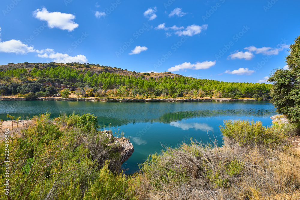 Vista Paisaje de la Laguna La Lengua en el Parque Natural de las Lagunas de Ruidera, Albacete, Castilla La Mancha, España