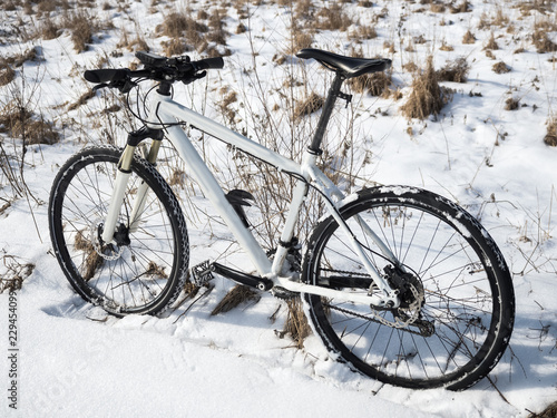 Bicycle without the cyclist. Biking in the snow. White Bicycle.