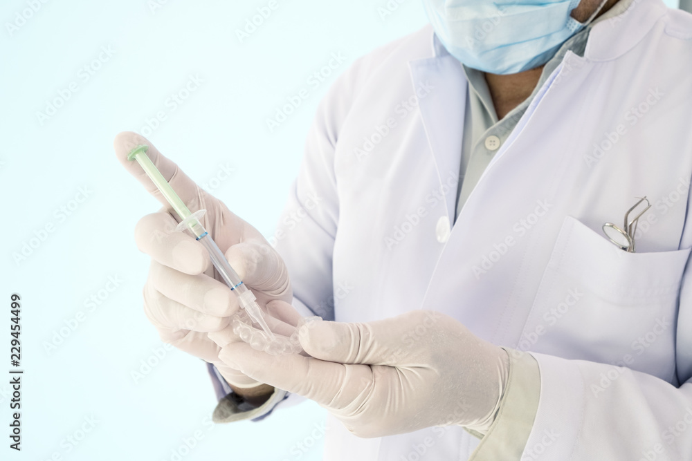 The dentist explains about how to use the retainer. The dentist explains about how to use the retainer.