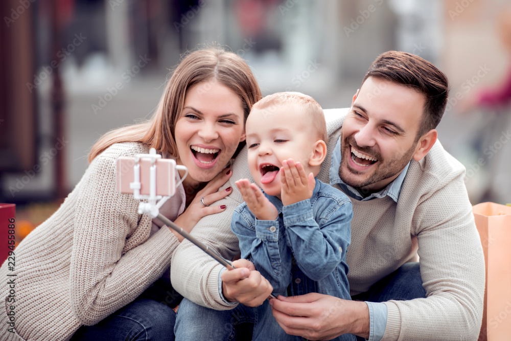 Obraz premium Happy family took photos
