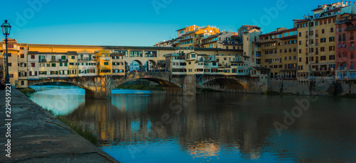 Ponte vecchio a Firenze (toscana, italia) al tramonto, vista laterale