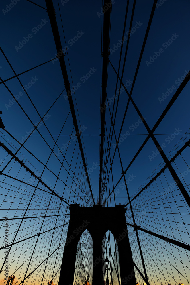Fototapeta premium SILHOUETTE BROOKLYN BRIDGE IN NEW YORK CITY, USA