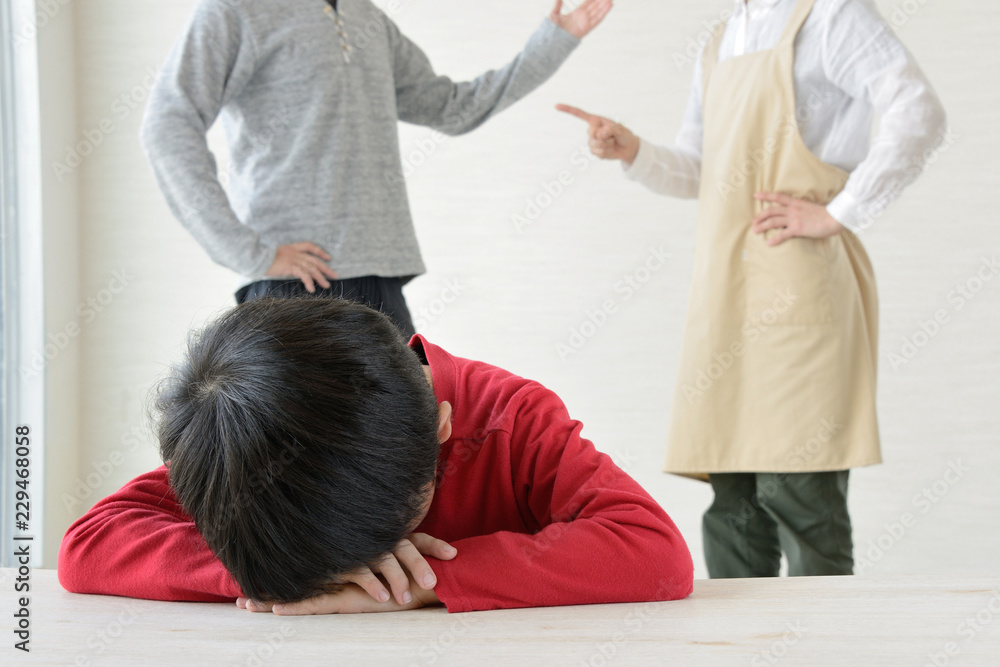 夫婦喧嘩に失望する子ども 夫婦喧嘩に失望する子ども