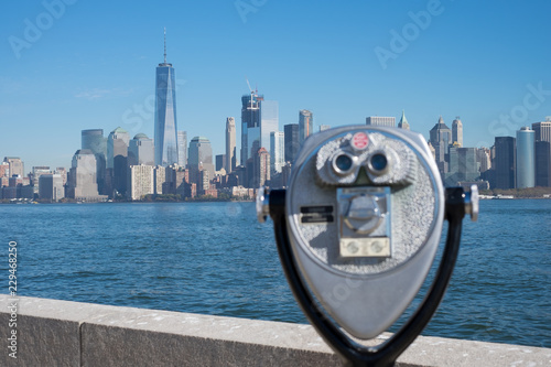 COIN OPERATED BINOCULAR FOR TOURIST WITH BACKGROUND OF ONE WORLD TRADE CENTER / LOWER MANHATTAN SKYSCRAPER / NEW YORK CITY (FOCUS AT ONE WORLD TRADE CENTER TOWER)