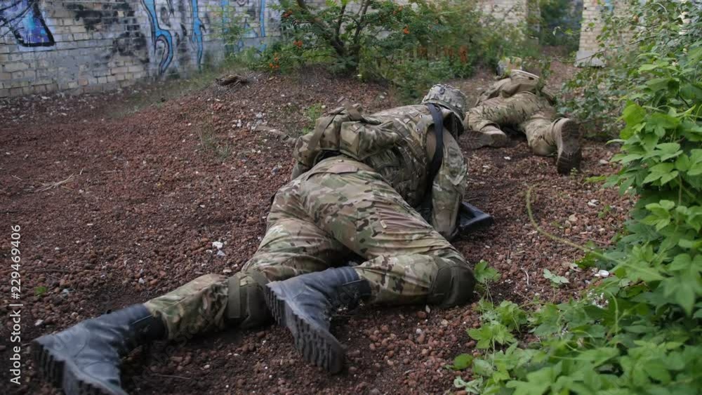 Vidéo Stock Rear view of special forces soldiers in camouflage with