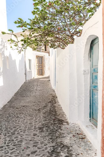 Obraz typowa mała ulica na santorini w grecji na Cykladach