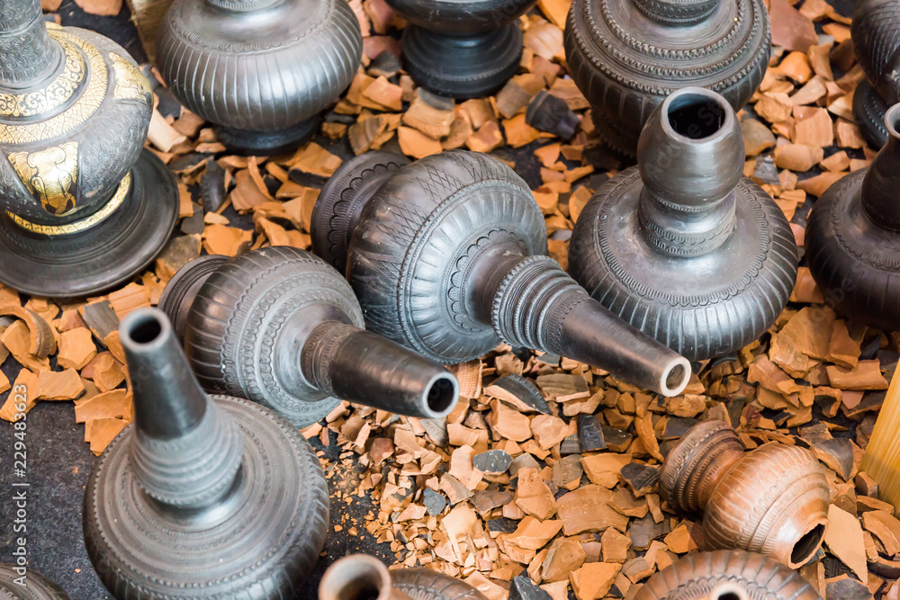 Clay pots are placed many pieces. Clay pots are placed many pieces.