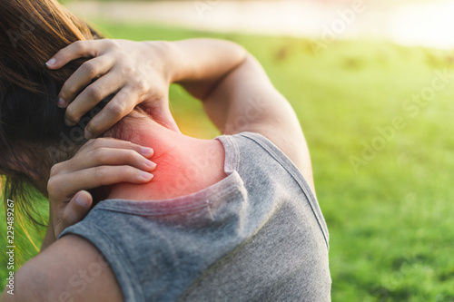 Foto Young woman asian have accident Neck pain in sport exercise jogging, Health and