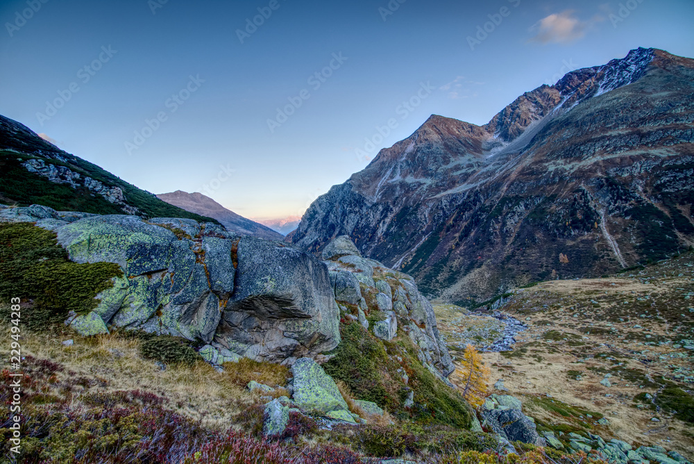 Berge im bunten Herbst