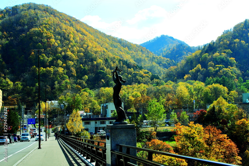 Fototapeta premium 北海道、札幌市、定山渓温泉の紅葉の風景
