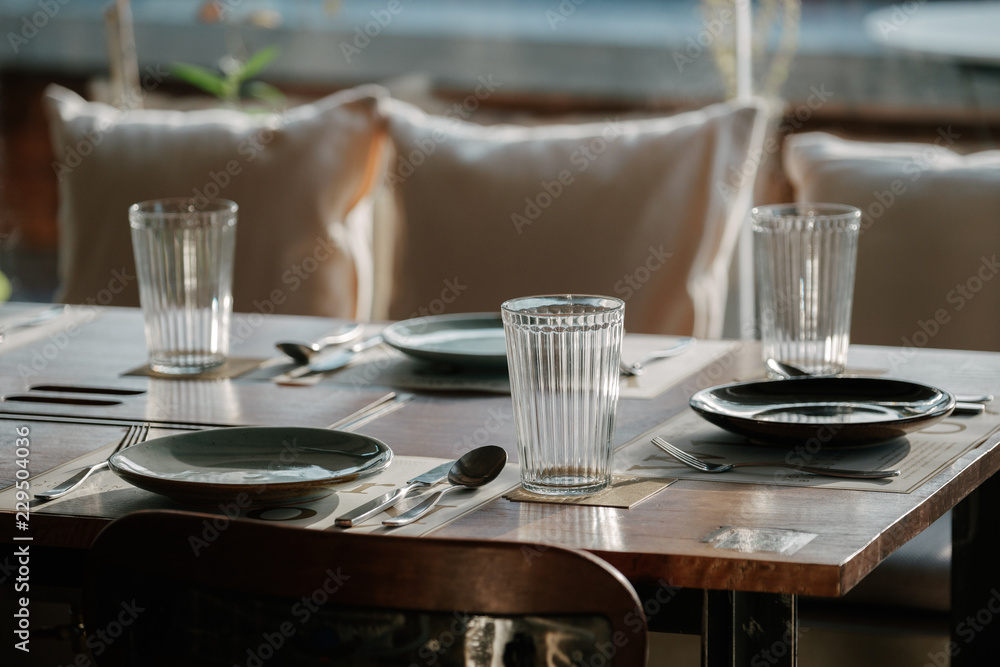 Fototapeta premium Wnętrze pustej restauracji. nowoczesna kawiarnia