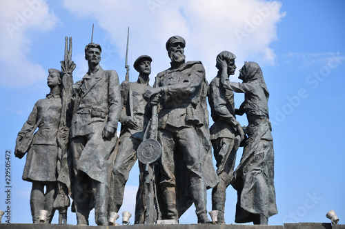 Monument to the heroic defenders of Leningrad photo