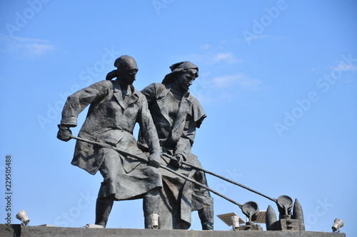 Monument to the heroic defenders of Leningrad photo