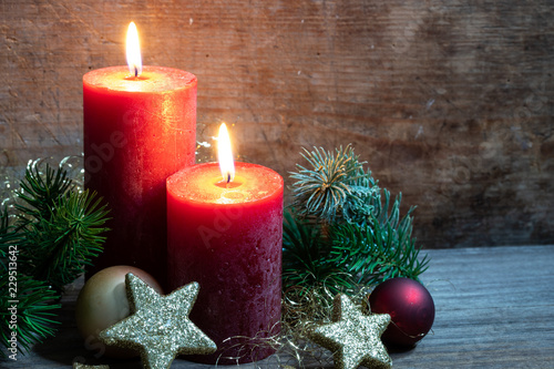 Weihnachtslicht mit Kerzen und Dekoration