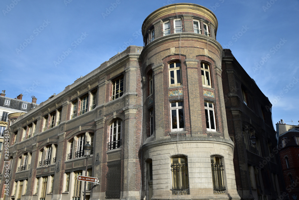 Fototapeta premium Immeuble à tourelle en brique à Paris, France