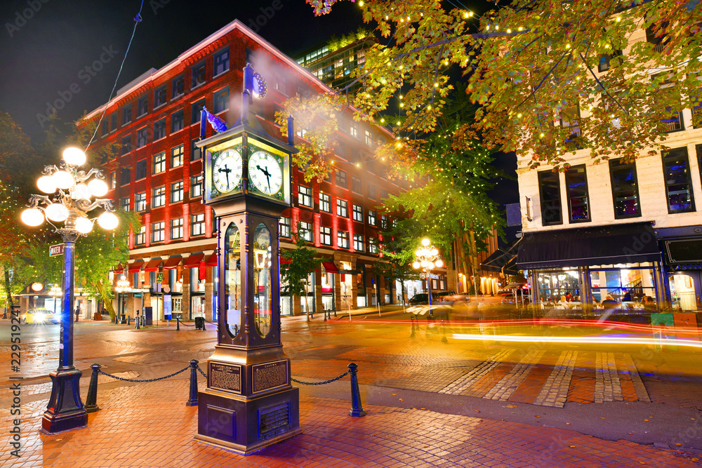 Naklejka premium Nocny widok zabytkowego zegara parowego w Gastown Vancouver, Kolumbia Brytyjska, Kanada