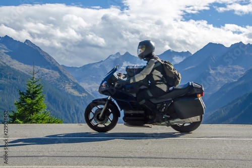 Wallpaper Mural Motorradfahrer auf Gerlospassstraße Torontodigital.ca