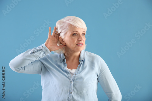 Portrait of mature woman tr...