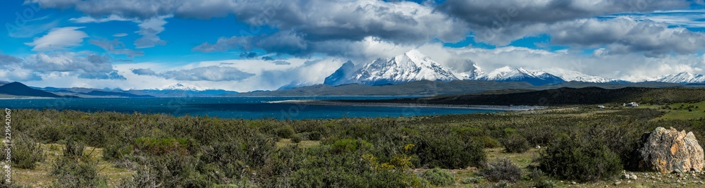 Chile, Patagonien, Nationalpark Torres del Paine, Region Magallanes und chilenischer Antarktis, Berge Cuernos del Paine, Lago el Toro