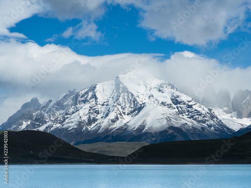 Wallpaper Mural Chile, Patagonien, Nationalpark Torres del Paine, Region Magallanes und chilenischer Antarktis, Berge Cerro Paine Grande und Torres del Paine, Laguna Amarga Torontodigital.ca