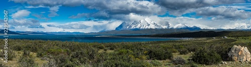 Chile, Patagonien, Nationalpark Torres del Paine, Region Magallanes und chilenischer Antarktis, Berge Cuernos del Paine, Lago el Toro photo