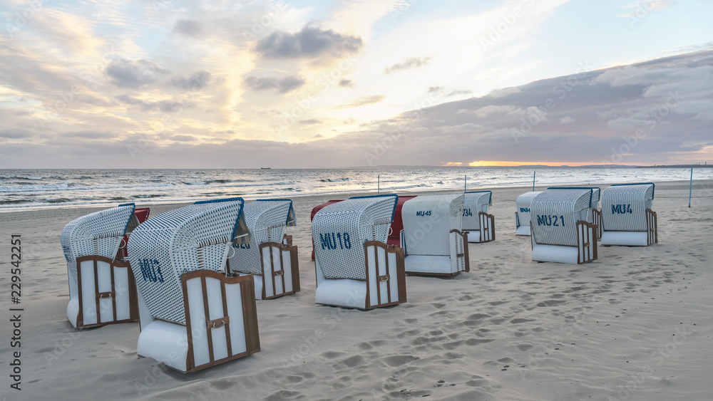 Strandkörben bei Sonnenaufgang am Ahlbecker Strand Strandkörben bei Sonnenaufgang am Ahlbecker Strand