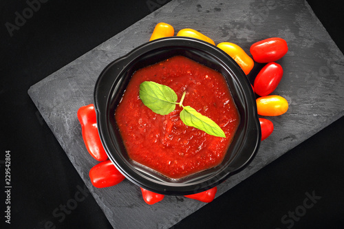 Zupa krem z pomidorów w pojemniku jednorazowym.