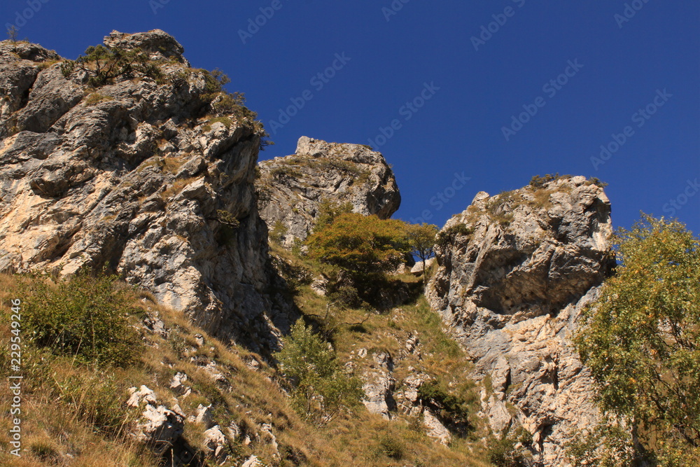 Schroffe Kalkfelsen am Monte Grona (Luganer Alpen) Schroffe Kalkfelsen am Monte Grona (Luganer Alpen)