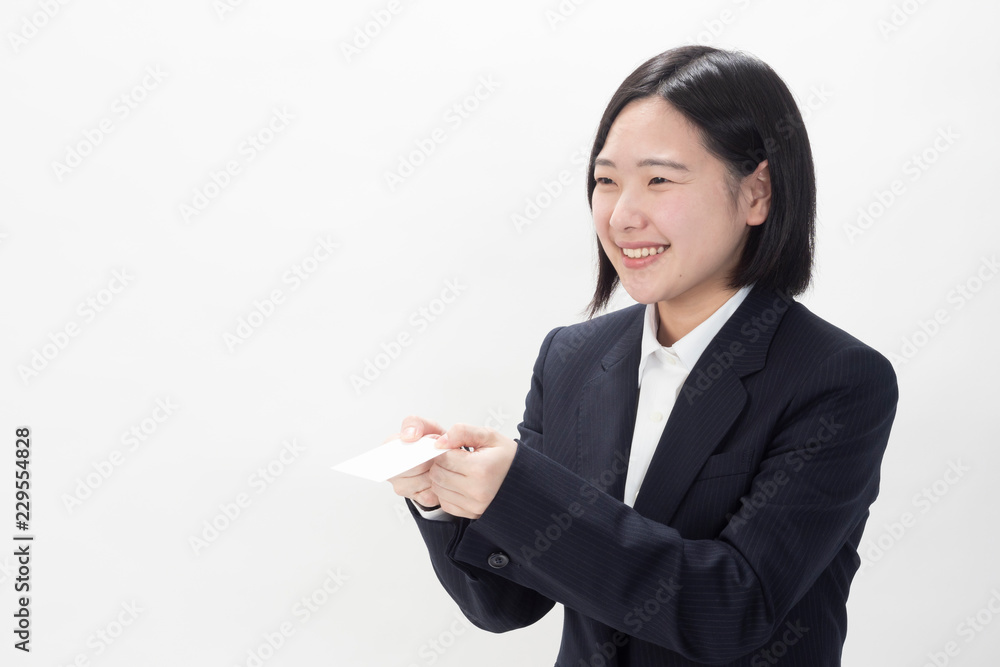 名刺を差し出す女性