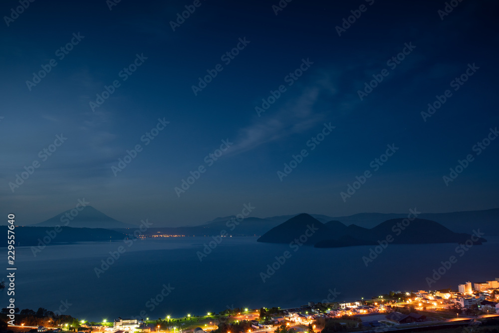 夕暮れ時の洞爺湖 / 北海道の観光イメージ