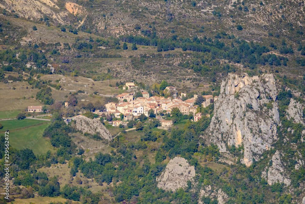 Vue panoramique sur le village de Rougon, Alpes de Haute Provence, France.
