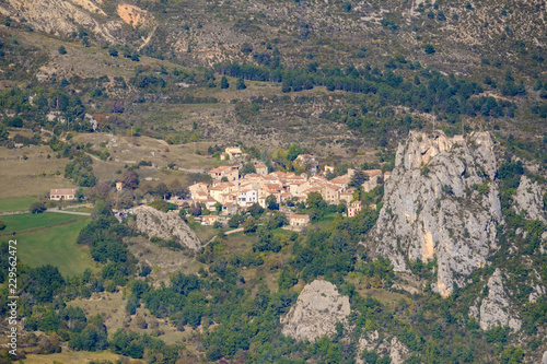 Vue panoramique sur le village de Rougon, Alpes de Haute Provence, France. © Marina