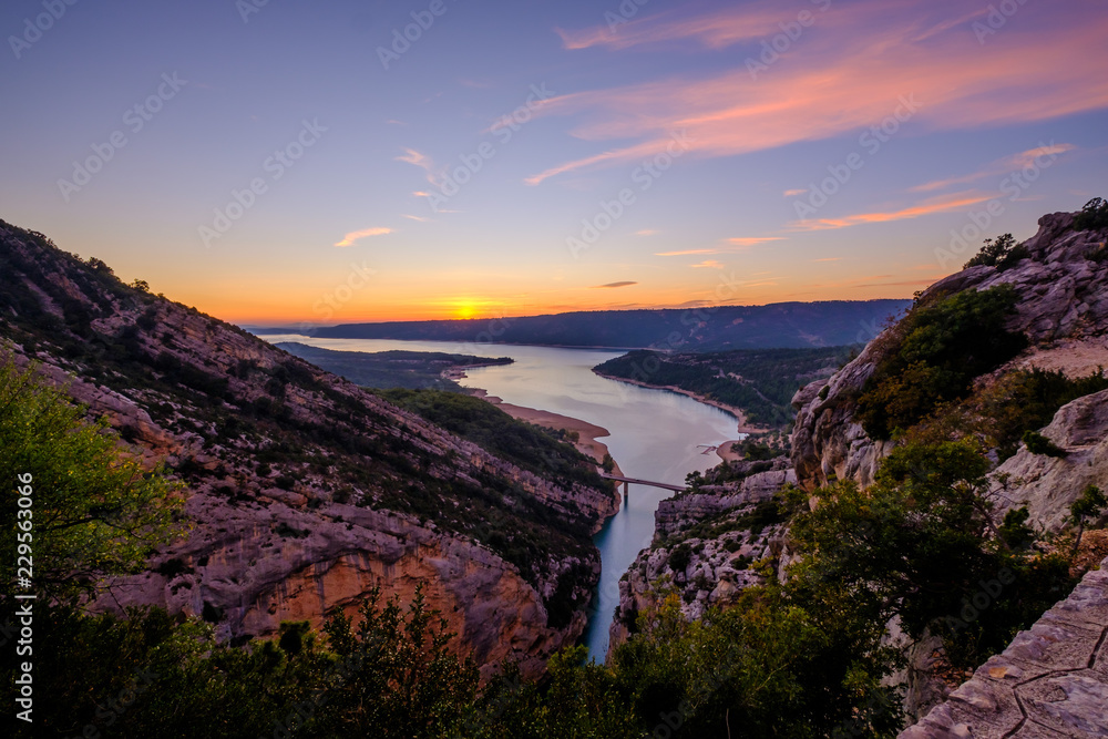 Vue panoramique sur le lac de Sainte-Croix. Gorges du Verdon. Provence, France. Coucher de soleil.