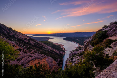 Obraz na płótnie Vue panoramique sur le lac de Sainte-Croix. Gorges du Verdon. Provence, France. Coucher de soleil. w salonie