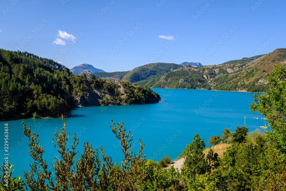 Vue sur le Lac de Castillon, Saint-Julien-du-Verdon, Provence, France.	