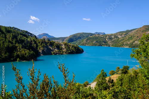 Vue sur le Lac de Castillon, Saint-Julien-du-Verdon, Provence, France. 