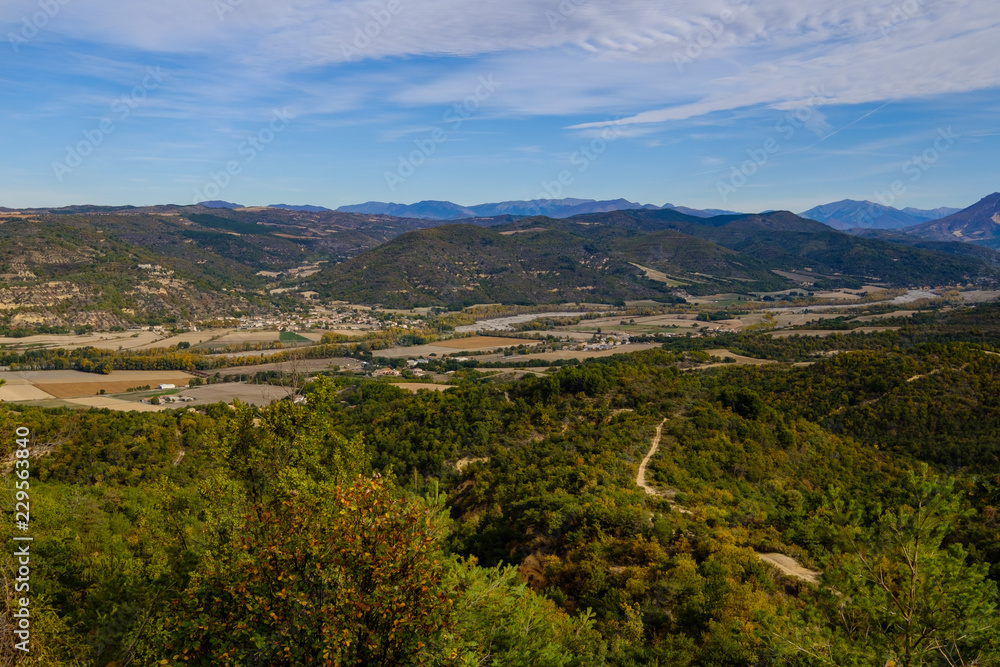 Vue panoramique sur la vallée de La Durance depuis plateau de Valensole. Alpes de Haute Provence. France.	