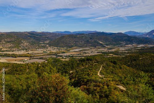Vue panoramique sur la vallée de La Durance depuis plateau de Valensole. Alpes de Haute Provence. France. 