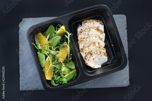 Potrawa obiadowa w diecie pudełkowej. Kurczak w ziołach z zieloną sałatką