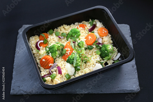 Catering dietetyczny, ryż z warzywami zapakowany do pudełka.