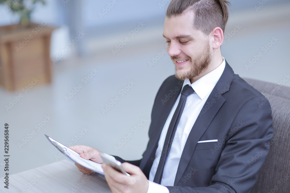 Fototapeta premium closeup. businessman working with financial documents. photo with copy space